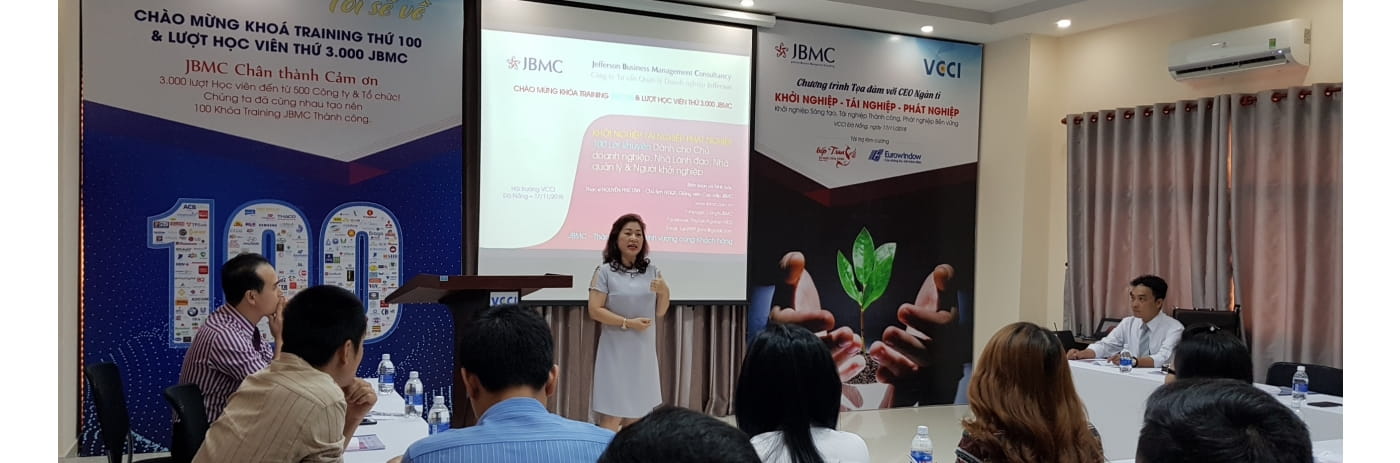 Khoa 100 JBMC - chi Anh phat bieu tai VCCI